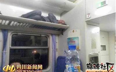 男子躺火车行李架上睡觉 称“舒服是自己给的”！12306回应